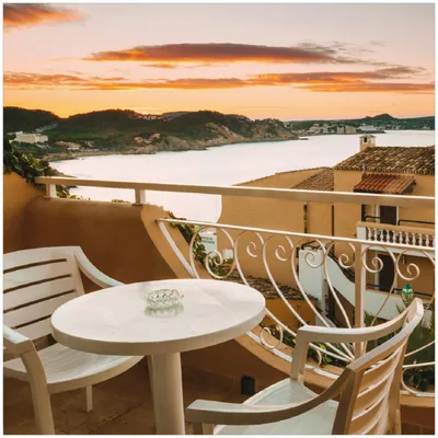 Produktbild von Wallario Premium Glasbild, freischwebende Optik, kräftige Farben, Größe 30 x 30 cm Motiv Sommer in Spanien - Ausblick von einer schönen Terrasse auf das Meer