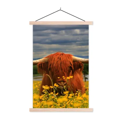 Produktbild von MuchoWow® Textilposter Schottischer Highlander - Tiere - Blumen 60x90 cm mit holzfarbenen Rahmen - Textil