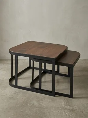 Industrial Couchtisch 2er Set aus massivem Mangoholz auf weißem Hintergrund, Frontansicht des platzsparenden ineinandergeschobenen Designs._#sku_BARWL6.341#