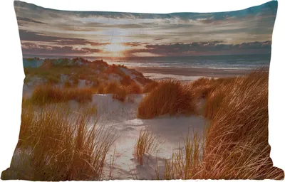 Produktbild von MuchoWow® Outdoor Kissen - Düne - Pflanzen - Sonnenuntergang - Strand - Meer - 60x40 cm - Wetterfest - Lounge Kissen - Zierkissen - Kissen für Innenräume