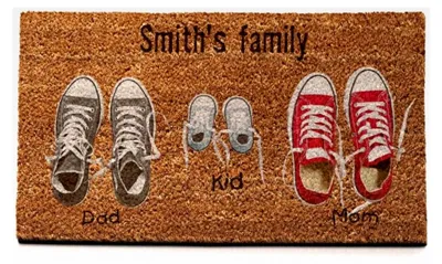 Produktbild von Personalisierte Fußmatte aus Kokosfasern mit Namen | Türmatte für Innenbereiche | Familiennamen | 2 Schuhe + Kind