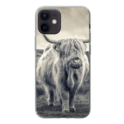 Produktbild von MuchoWow® Handyhülle Schutzhülle Hülle für iPhone 12 Schottischer Hochländer - Tiere - Wolken - Kuh - Natur Silikon Softcase Handy Hülle - Schutzhülle