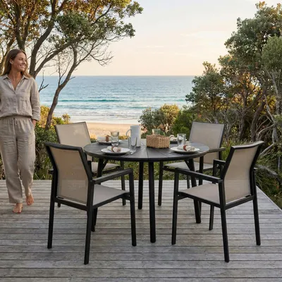 Produktbild von Gartenmöbel Set AGAPE/WINDY mit 4 Stühlen, Schwarz - Outdoor Essgruppe für 4 Personen, Gartentisch rund 120 cm mit Holzoptik, 4 stapelbare Gartenstühle, Terrassenmöbel wetterbeständig & pflegeleicht