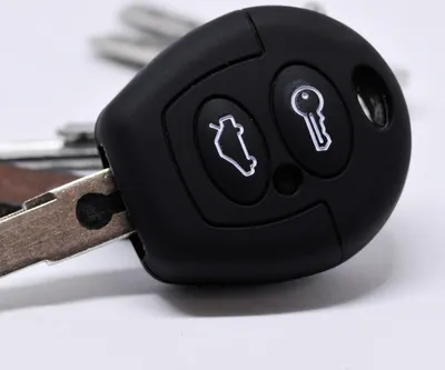 Produktbild von Auto Schlüssel Hülle Silikon Schutz Cover Schwarz kompatibel mit VW T4 Golf Fox Vento Sharan SEAT Toledo Cordoba SEAT Skoda Polo Ibiza Fabia Octavia 2 Tasten Funk Fernbedienung