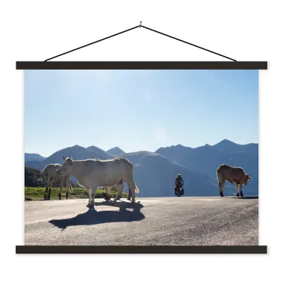 Produktbild von MuchoWow® Textilposter Schottische Highlander - Licht - Berge - Natur 150x113 cm mit holzfarbenen Rahmen - Poster