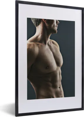 Produktbild von MuchoWow® MuchoWow® Gerahmtes Poster Nahaufnahme der Brust eines muskulösen Mannes 40x60 cm - Poster mit zchwarzem Bilderrahmen - Poster in Rahmen