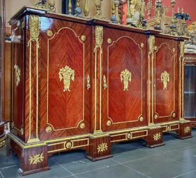 Produktbild von Casa Padrino Barock Schrank Braun / Gold / Creme - Barock Massivholz Wohnzimmer Sideboard mit 3 Türen - Barock Büro Schrank - Barock Möbel - Barock Einrichtung - Barockstil Wohnzimmer & Büro Möbel