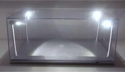 Produktbild von Triple9 LED Modellauto Vitrine 1:18 schwarz Basis und 4 LEDs