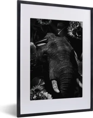 Produktbild von MuchoWow® Gerahmtes Poster Botanischer Elefant vor dunklem Hintergrund - schwarz und weiß 30x40 cm - Poster mit Schwarzem Bilderrahmen Wandposter Rahmen Foto Bilder - Wandposter Schlafzimmer
