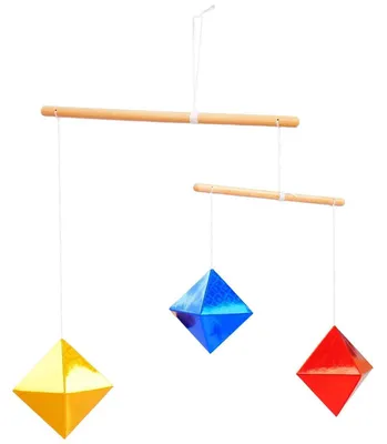 Zdjęcie produktu dla Mobil Montessori, ośmiościen geometryczny, wykonany z drewnianych patyczków, w kolorach żółtym, niebieskim i czerwonym