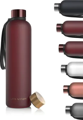 Obrázek produktu pro Láhev na vodu LARS NYSØM 1l | Láhev na vodu 1000ml bez BPA | Ultralehká sportovní láhev z tritanu, sycená oxidem uhličitým | Ideální pro sport, kancelář, jógu | 2 víčka v balení 1000ml Berry