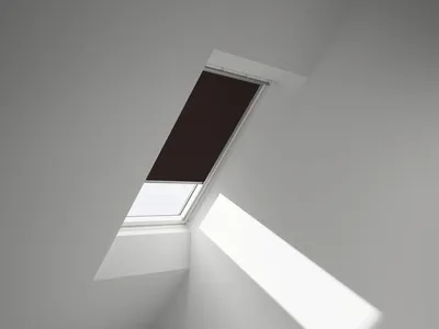 Produktbild von VELUX Verdunkelungsrollo uni dunkelbraun manuell Rahmen aluminium DKL Y67 4559S