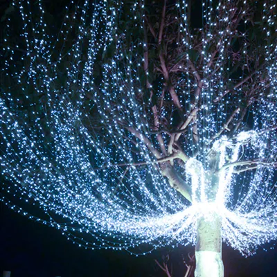 Image de Guirlande lumineuse Ikodm, 20 LED, 20 mètres, lumière blanche froide, 31 V, 8 modes, indice de protection IP44, avec gaine blanche, et câble d'alimentation de 5 mètres