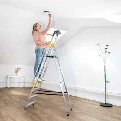 Obrázok produktu pre Bezpečná hliníková rebrík s siedmimi schodíkmi, ergonomicky tvarované stupne a praktický držiak na náradie