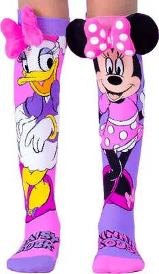„Kniestrümpfe mit Daisy Duck und Minnie Mouse in Pink und Lila, jeweils mit großen 3D-Schleifen als lustiges Detail.“