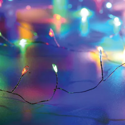 Produktbild von ACA Dekorative Lichterkette mit 50 LEDs, RGBY, silberfarbenes Kupferkabel, batteriebetrieben (3 x AA), Schutzart IP20, 2,5 m + 30 cm, 3 W, X01503117