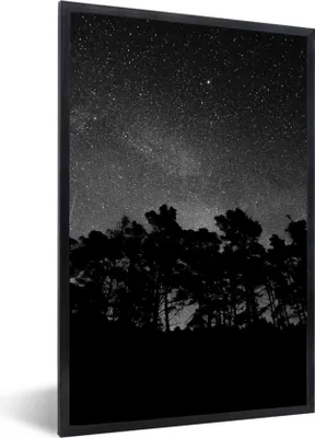 Produktbild von MuchoWow® Gerahmtes Poster Sternenhimmel - Wald - Himmel - Schwarz - Bäume 40x60 cm - Poster mit Schwarzem Bilderrahmen Wandposter Rahmen Foto Bilder - Papierdruck - Wandbilder