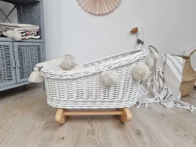 Produktbild von Weiße Puppenwiege aus Korbgeflecht mit Pompons und Bettzeug - Holz