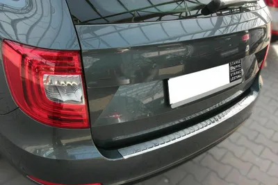 Productafbeelding van Rode beschermstrip voor de laadruimte, roestvrij staal, met gebogen rand, voor Skoda Superb II 3T Combi, modeljaren 2010-2015
