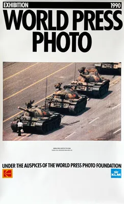 Obrázok produktu pre Čína, 1990 – Fotografia roka 1990 – Námestie Tiananmen – Plagát – 39x65 cm