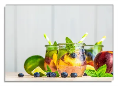 Produktbild von Wallario Poster - Erfrischender Eistee mit Pfirsichen und Blaubeeren, Kunstdruck Größe: 70 x 100 cm