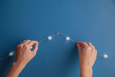 Produktbild von Befestigungsclips mit transparenten Klebestreifen für einfache Befestigung