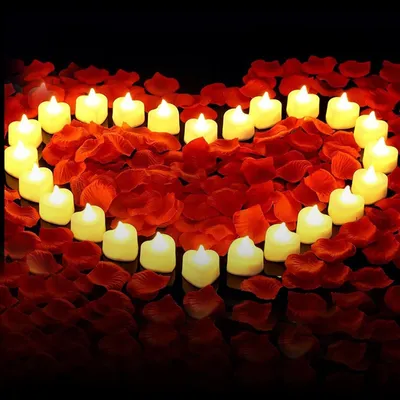 Herzförmige LED-Teelichter, 24 Stück + 1000 Rosenblätter, warmweiß