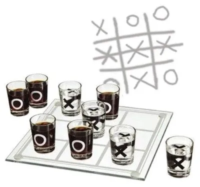 Productafbeelding van Tic Tac Toe Shots: Een drinkspel met 9 glaasjes en een speelbord van glas