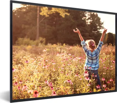 Produktbild von MuchoWow® Gerahmtes Poster Frau - Blumen - Frühling 40x30 cm - Poster mit Schwarzem Bilderrahmen Wandposter Rahmen Foto Bilder - Kunstposter - Wanddekorationen