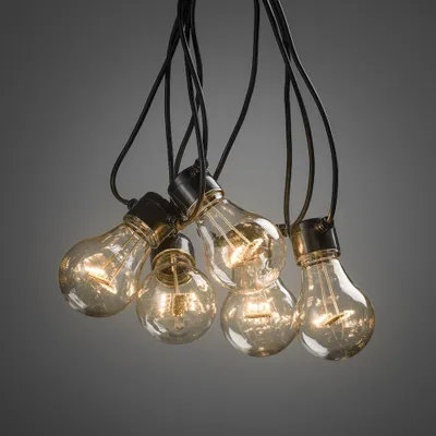 Produktbild von Konstsmide - LED Biergartenkette, klar, mit 6h Timer , 5 klare Birnen / 40 bernsteinfarbene Dioden, batteriebetrieben, Außen (IP44) , schwarzes Kabel, 4 x AA 1.5V (exkl.)