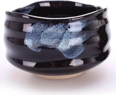 Produktbild von Matchaschale "Burashi" – handgefertigte japanische Keramik-Teeschale, 430 ml, glänzend schwarz mit blaugrauen Pinselspuren am Rand, stilvoll gefertigt