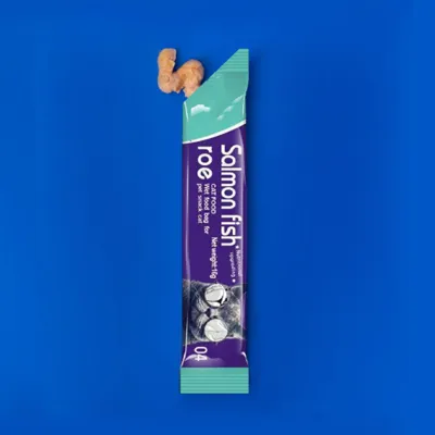 Productafbeelding van Kattenvoer, natvoer, zakjes. Weinig zout, hoog eiwitgehalte. Geschikt voor katten en kittens. Vleesbouillonstokjes met zalm en vislever