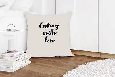 Produktbild von MuchoWow® Zierkissen Sofakissen Wohnzimmer Dekokissen 50x50 cm Zitate - Liebe - Kochen mit Liebe - Sprichwörter - Kochen - Komfort - Sofakissen