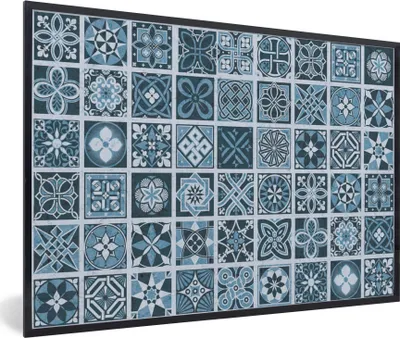 Produktbild von MuchoWow® Gerahmtes Poster Blumen - Blau - Muster - Figuren 90x60 cm - Poster mit Schwarzem Bilderrahmen Wandposter Rahmen Foto Bilder - Fotorahmen - Foto-Plakat