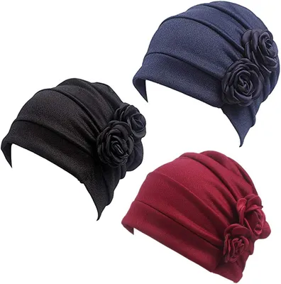 Produktbild von 3 Chemo-Turbans aus 100 % Polyester – atmungsaktiv, weich und hautfreundlich. Mit floralem Design in Schwarz, Weinrot und Marineblau bieten sie vielseitigen Tragekomfort als Turban, Schlafmütze oder modisches Kopftuch. Einheitsgröße (Umfang ca. 56–58 cm), dehnbar und sicher sitzend dank elastischem Verschluss. Ideal für Krebspatientinnen, bei Haarausfall oder empfindlicher Kopfhaut – pflegeleicht per Handwäsche kalt, liegend trocknen. Selbstbewusstsein durch Stil, Schutz durch Funktion.
