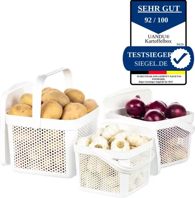 Three white storage baskets filled with potatoes, garlic, and onions, with a German product review badge in the upper right corner.