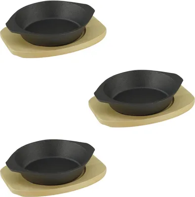 Produktbild von Servierpfanne Ø 19 cm aus Gusseisen mit Holzuntersetzer 3 Stück im Set