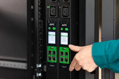 Obrázek produktu pro APC EPDU2216M, Měřené, 0U, Trojfázové, Svislý, Černá, 21 AC zásuvky / AC zásuvek