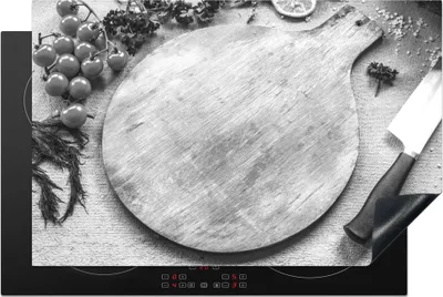 Produktbild von KitchenYeah© Herdabdeckplatte Ein rundes Schneidebrett mit allerlei Gemüse drum herum - schwarz und weiß , 81x52cm, Küche Deko, Glaskeramikkochfeld Herdabdeckung, Abdeckplatte fùr Kochfeld