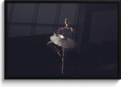 Produktbild von MuchoWow® MuchoWow® Gerahmtes Poster Porträt einer jungen Ballerina auf schwarzem Hintergrund 90x60 cm - Poster mit zchwarzem Bilderrahmen - Fotorahmen - Foto-Plakat