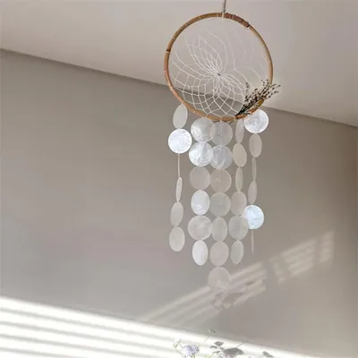 Image de Mobile éolienne décorative avec des coquillages nacrés, décoration bohème faite à la main, ornement pour fenêtre