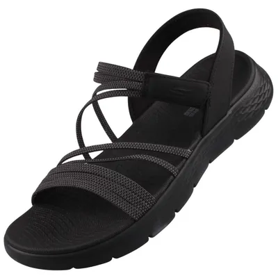 Das Bild zeigt eine schwarze Sandale die von der Seite betrachtet wird. Die Sandale hat ein schlichtes Design mit einem offenen Fußbett und einem verstellbaren Riemen.