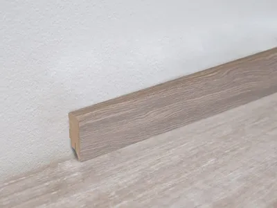 Produktbild von PROFI | 2,50 m | Sockelleiste Braun Eiche Antik Grau Nachbildung, Folierte Sockelleiste, Stabiler MDF Kern, Besonders Beanspruchbar, Natürlicher Look, Hohe Oberflächenqualität