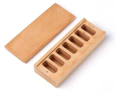 Obrázok produktu pre Týždenná dóza na lieky s 7 priehradkami, vyrobená z bukového dreva, rozmer 18 x 7 x 3,5 cm