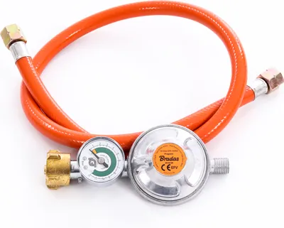 Produktbild von Sada plynových hadíc pozostávajúca z regulátora tlaku plynu 50 mbar s tlakomerom a poistným ventilom a ohybnej plynovej hadice 80 cm - ideálna pre plynové grily, sálavé ohrievače, taburetky, plynové variče, lampy a mnohé ďalšie.