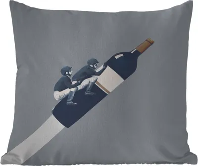 Produktbild von MuchoWow® Outdoor Kissen - Flasche - Männer - Vintage - 60x60 cm - Wetterfest - Lounge Kissen - Dekoration - Schlaf Kissen