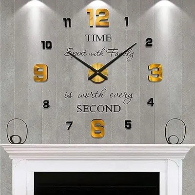 Image de Horloge murale grand format au design moderne, avec des chiffres et des citations, en noir et or