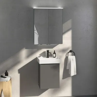 Imagen del producto de Mueble de lavabo Villeroy & Boch Taro con armario inferior y espejo con iluminación LED, 45 cm, puerta de apertura izquierda