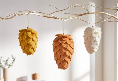 Produktbild von 3 Dekohänger "Tannenzapfen" aus Filz, weiß, ocker, braun, Weihnachtsbaumschmuck