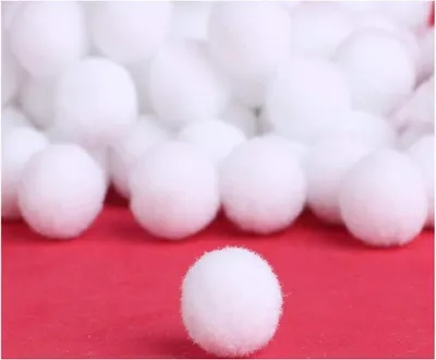 Zdjęcie produktu dla Pompomki, białe, 10 mm, 250 sztuk, idealne do kreatywnych projektów rękodzielniczych